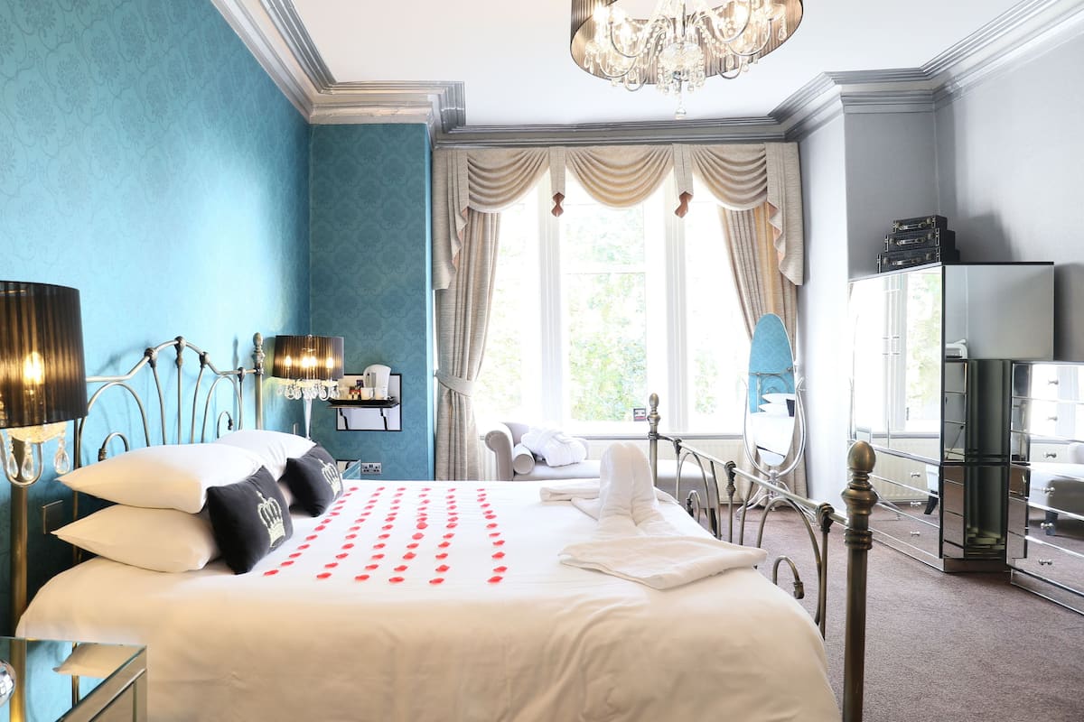 Suite Room | Hypo-allergenic bedding, desk, iron/ironing board, free WiFi