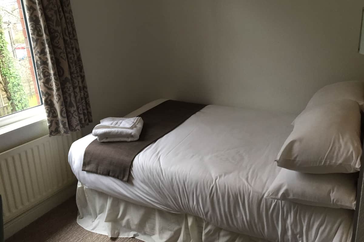 Single Room | Hypo-allergenic bedding, desk, iron/ironing board, free WiFi