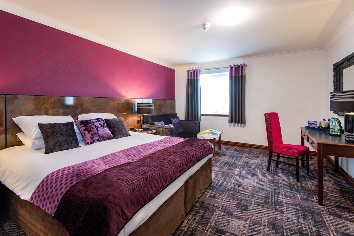 Executive Room | Hypo-allergenic bedding, desk, iron/ironing board, free WiFi