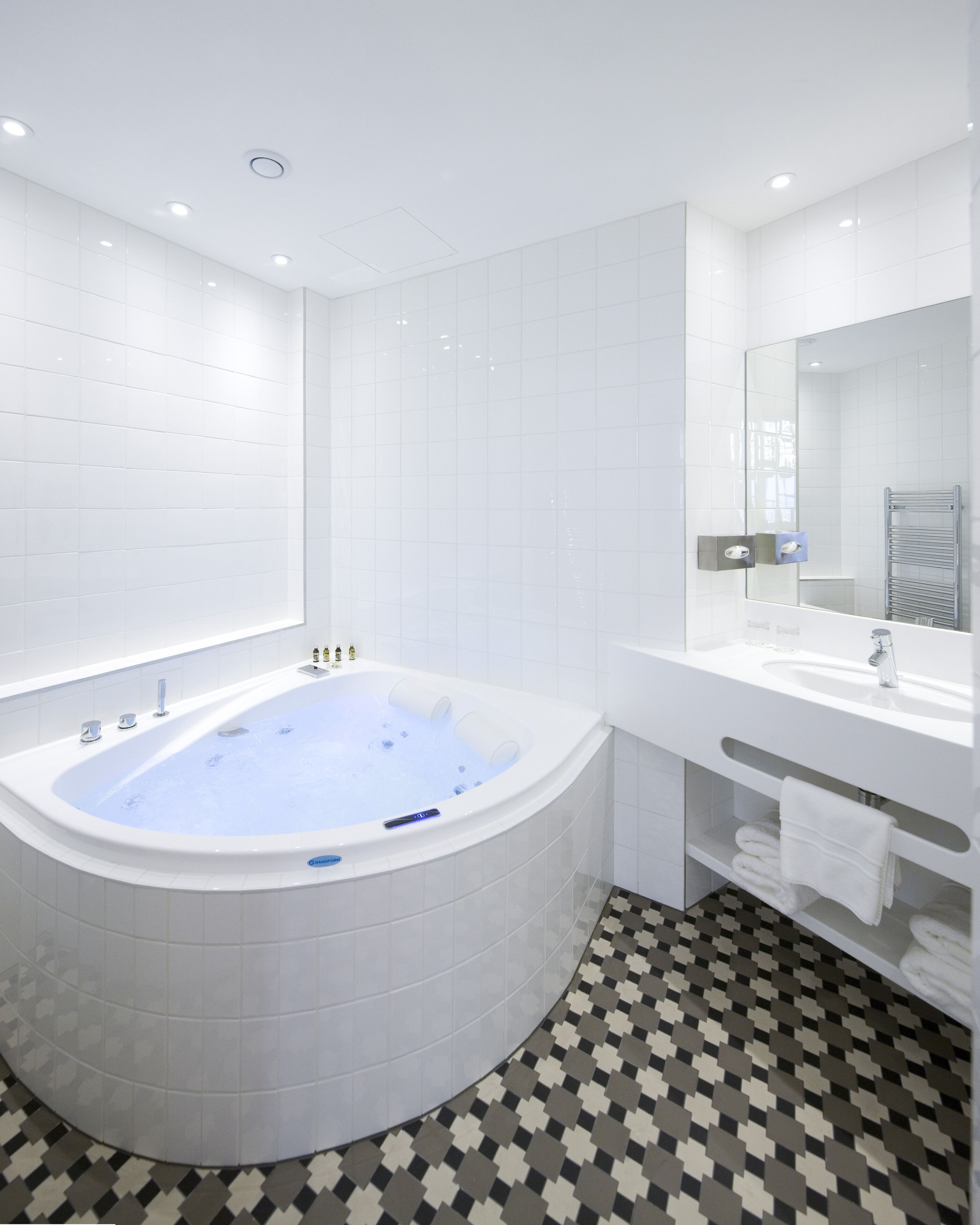 junior suite | bathroom | free toiletries, hair dryer, towels, soap
