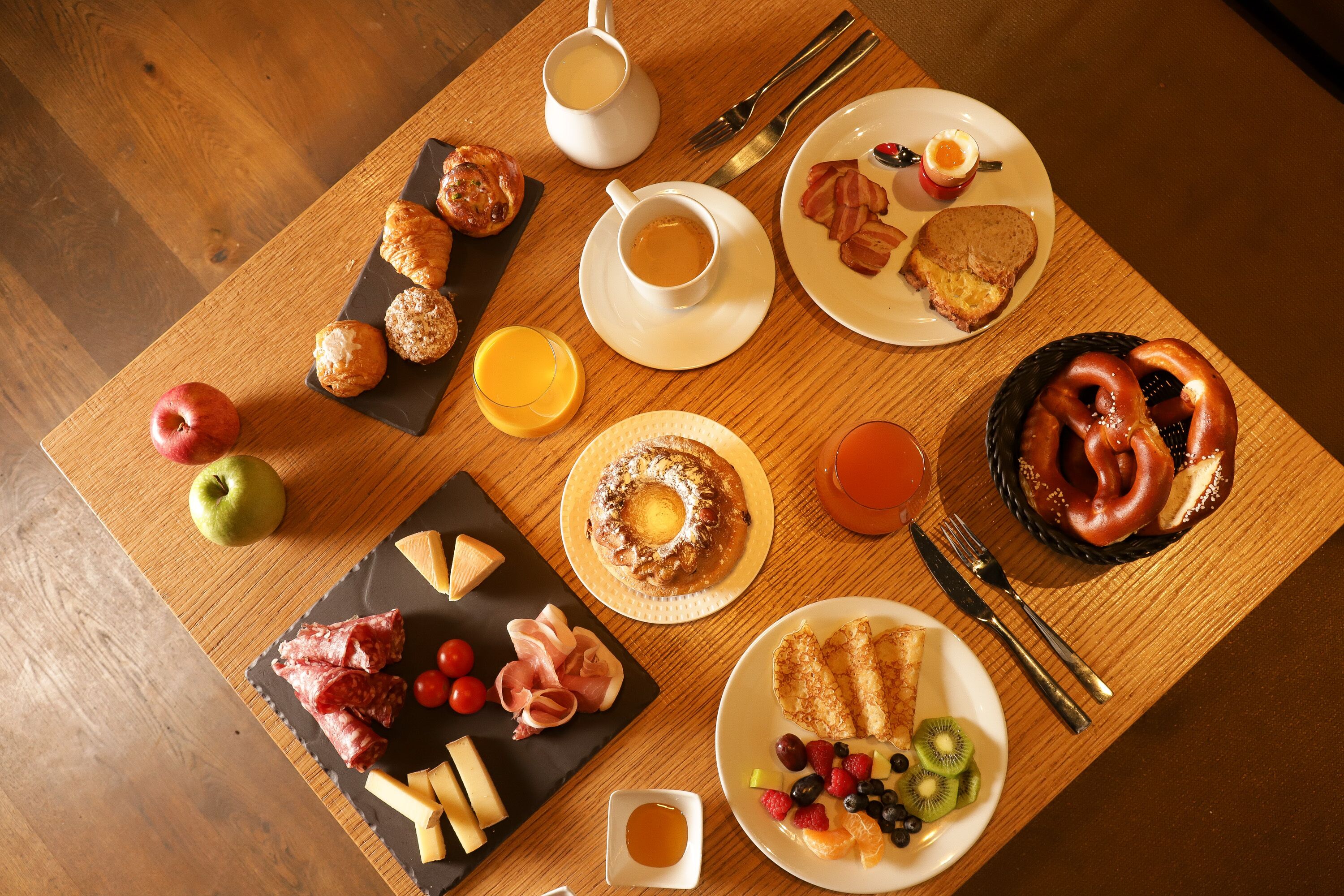 Un buffet de petit-déjeuner proposant une variété d'aliments et de boissons.