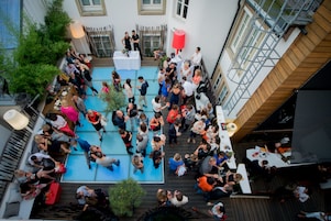 Espaço para eventos no terraço, com piscina, áreas de estar e palco.
