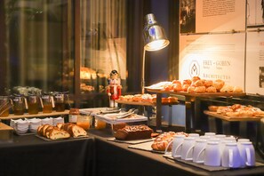 Daily buffet breakfast (EUR 20 per person) - Hotel Hannong (Strasbourg)