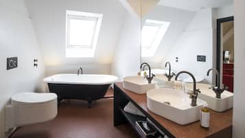 Family Room | Bathroom | Free toiletries, hair dryer, towels, soap