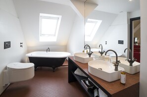 Habitación familiar | Baño | Artículos de higiene personal gratuitos, secador de pelo y toallas