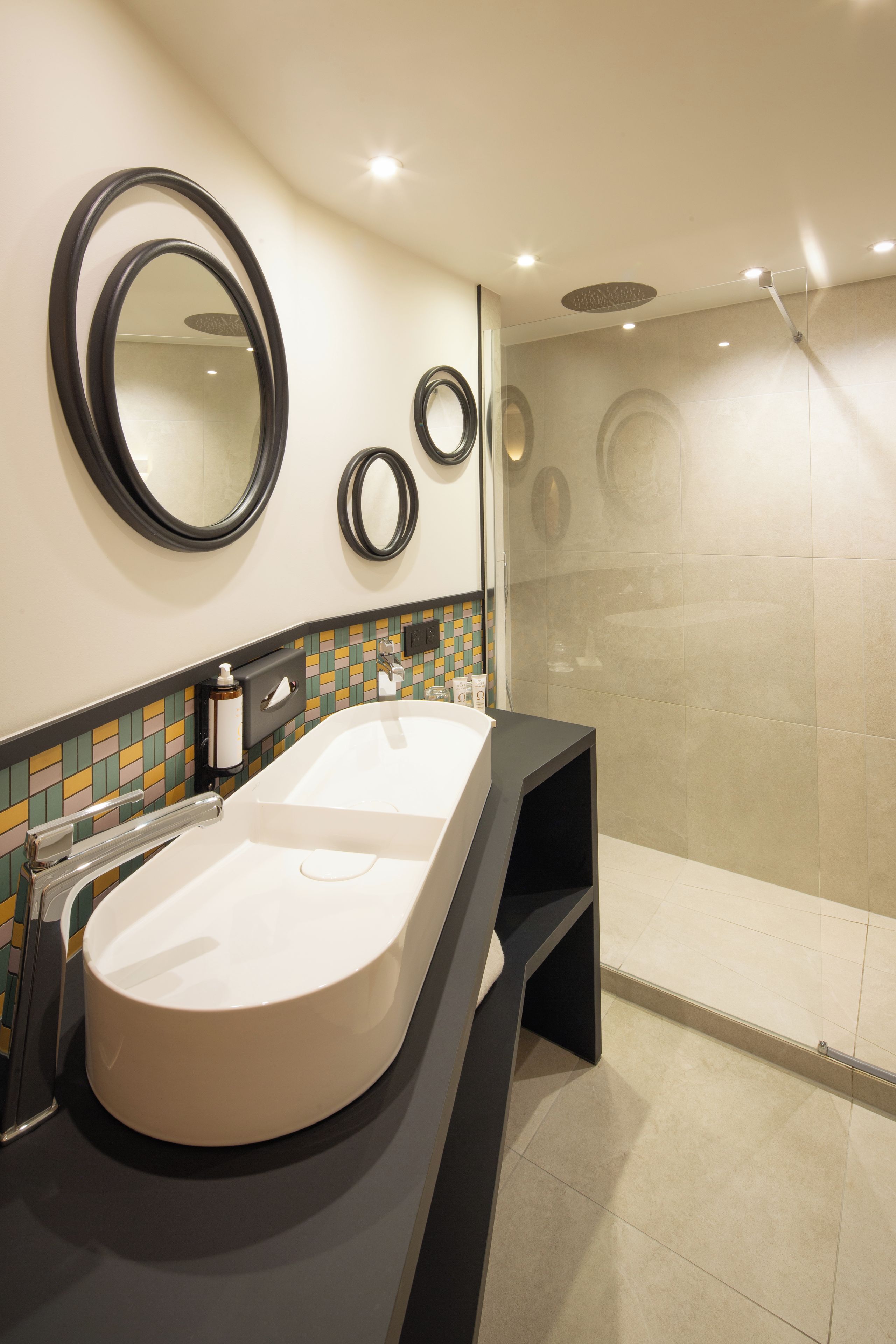 Un bagno moderno con una grande vasca da bagno freestanding, un lavabo doppio e un box doccia in vetro.