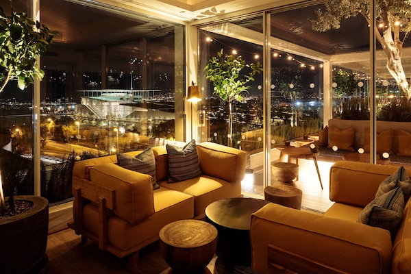 Serves lunch and dinner