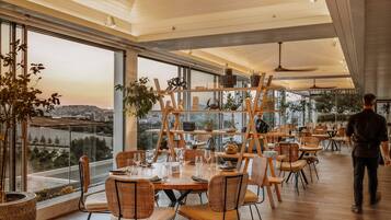 2 restaurantes, se sirven desayunos, comidas y cocina mediterránea