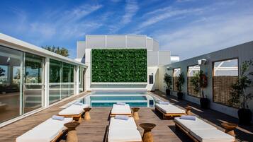 季節性室外游泳池,開放時間為 10:00 至 18:30,提供救生員