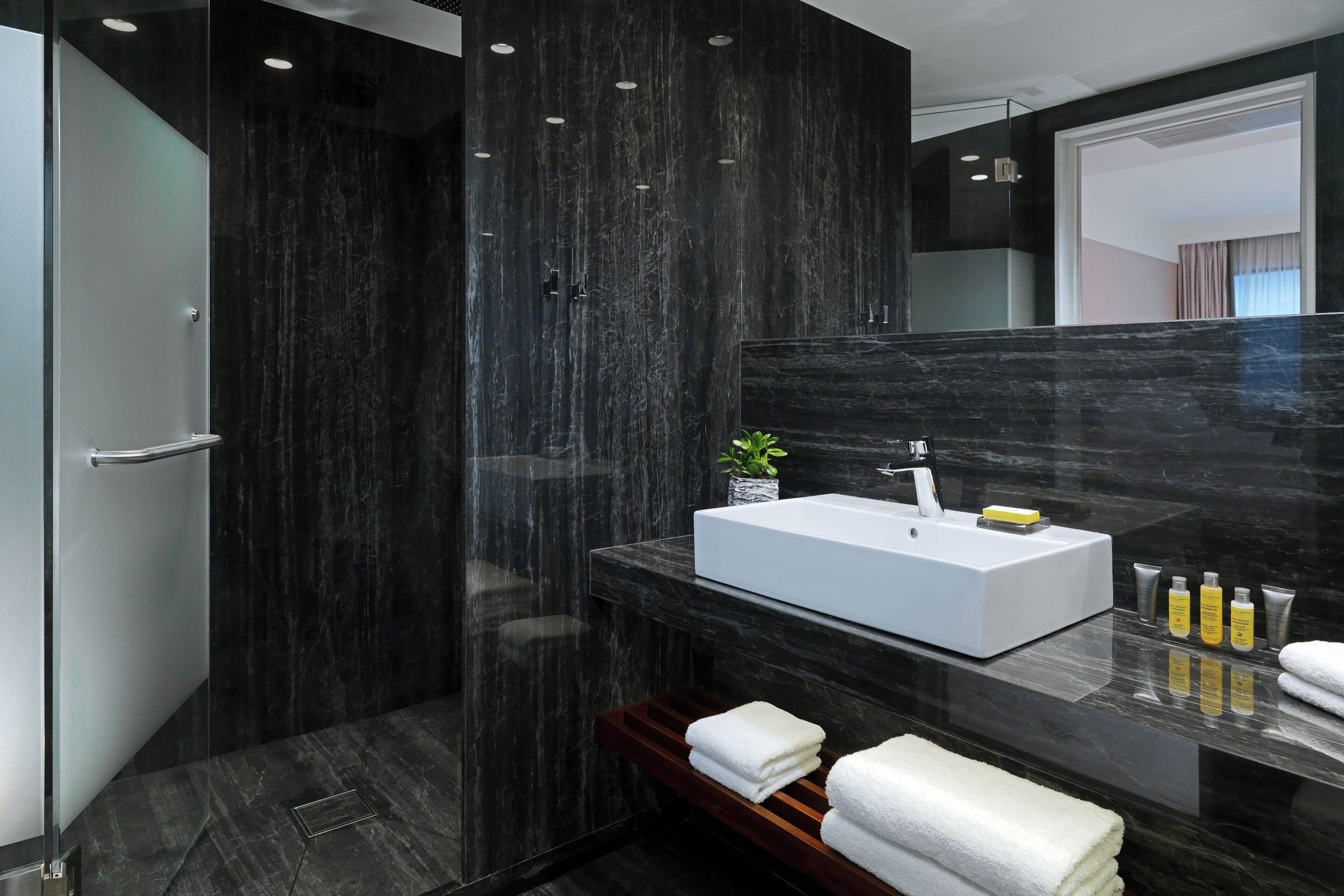 suite, 1 bedroom, non smoking | bathroom | combined shower/bathtub, designer toiletries, hair dryer, slippers