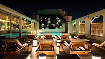 Serves lunch and dinner