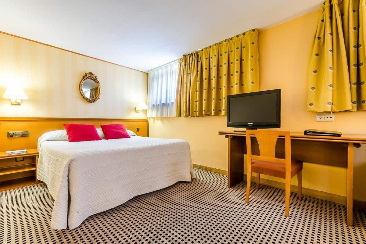Minibar, coffres-forts dans les chambres, bureau, rideaux occultants