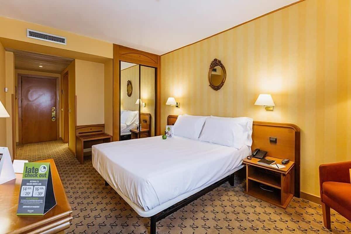 Minibar, coffres-forts dans les chambres, bureau, rideaux occultants