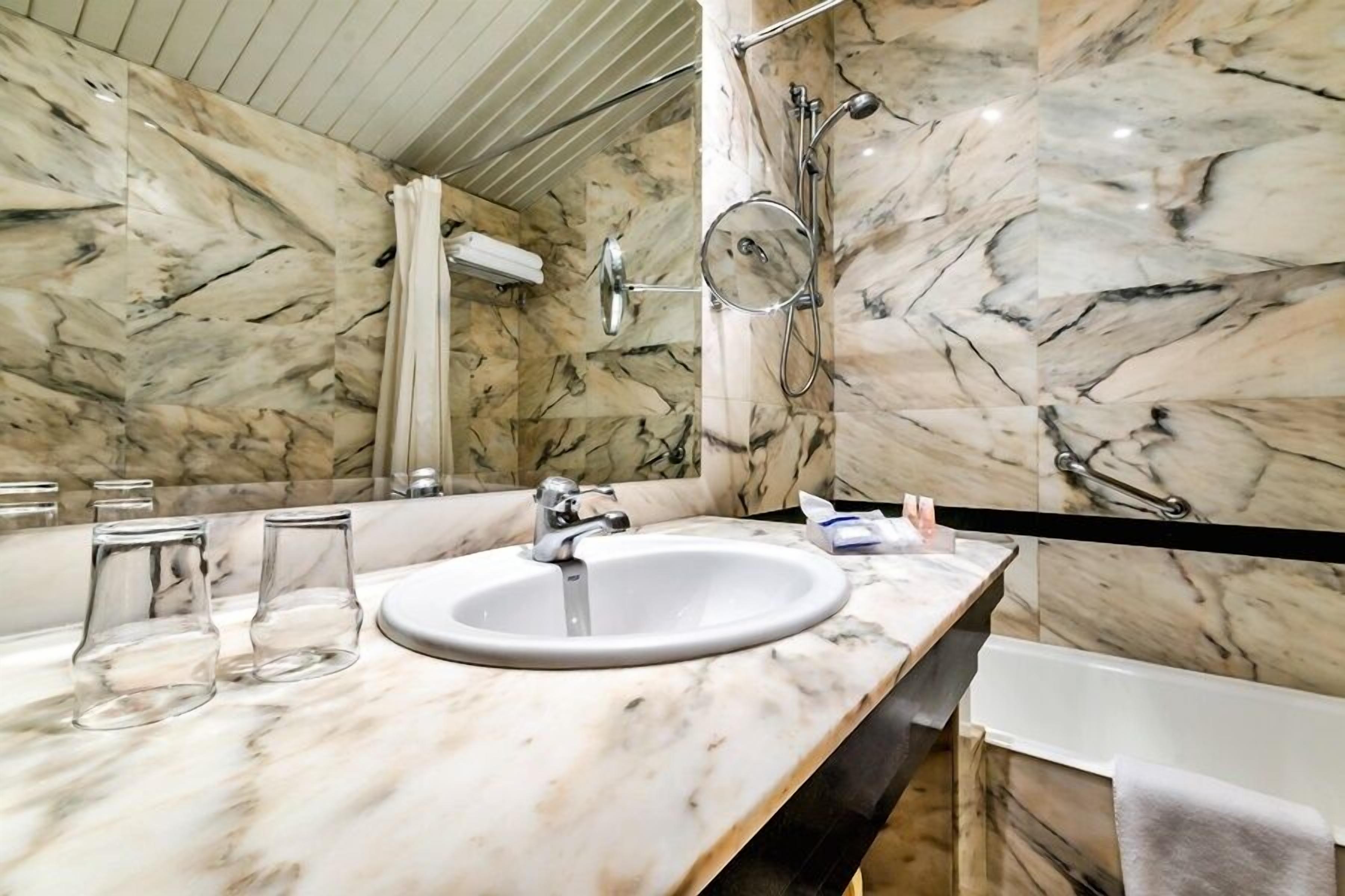 combined shower/bathtub, free toiletries, hair dryer, bidet