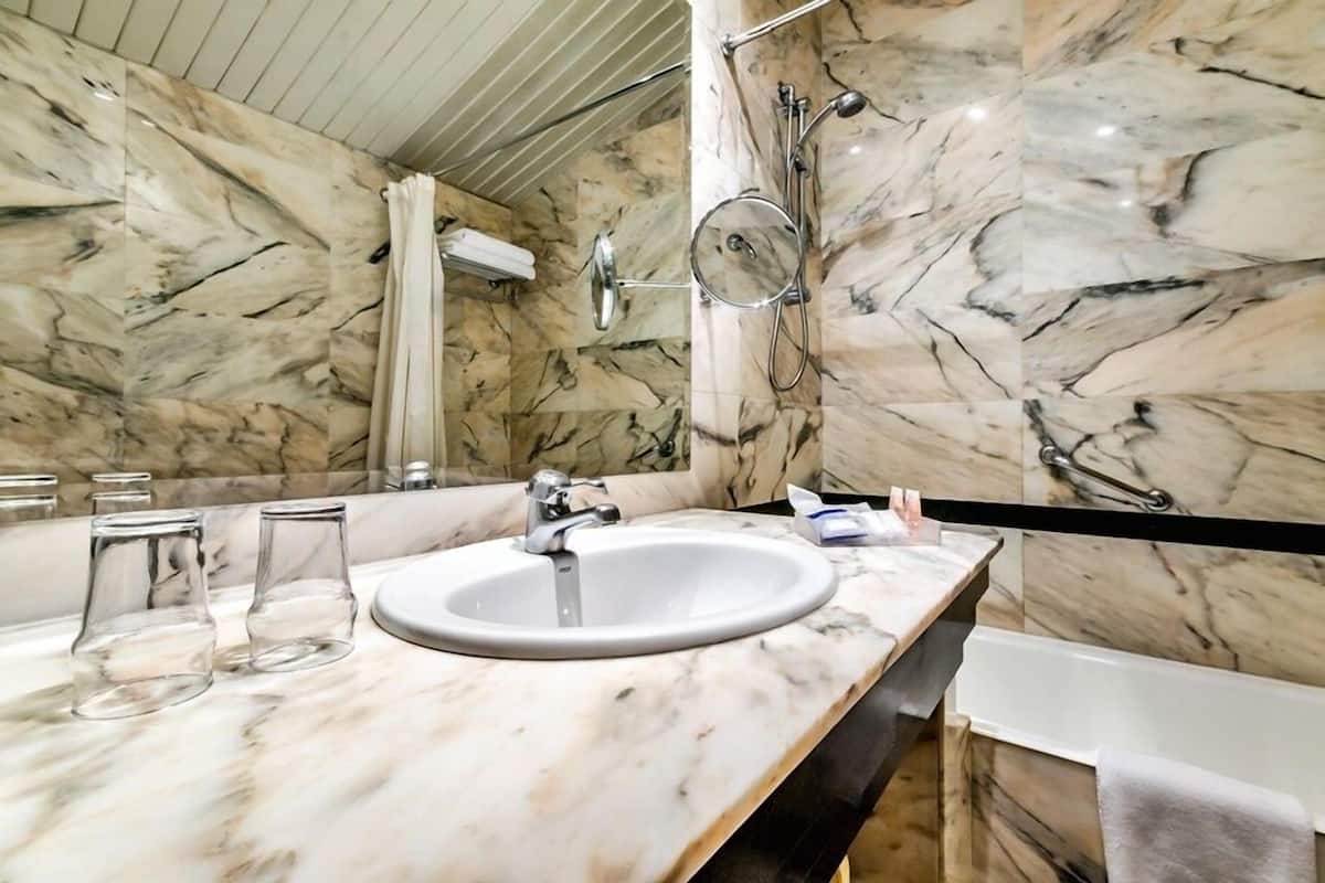 combined shower/bathtub, free toiletries, hair dryer, bidet