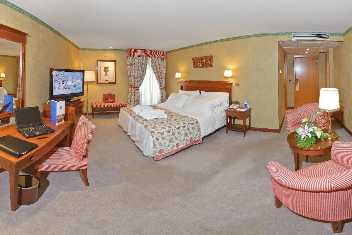 minibar, in-room safe, desk, blackout curtains