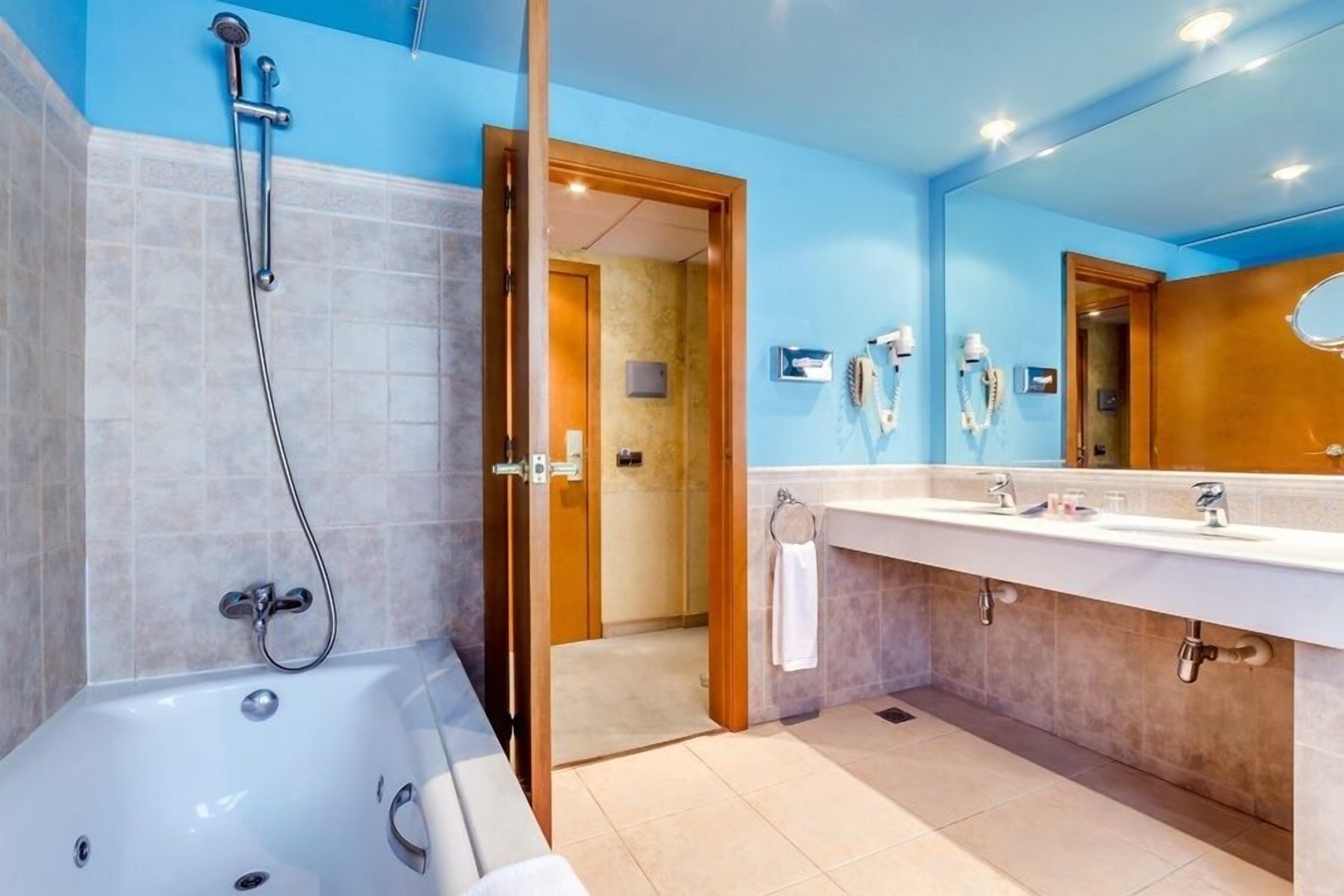 combined shower/bathtub, free toiletries, hair dryer, bidet