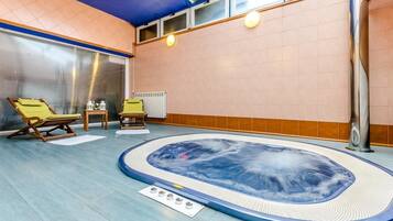 Sauna, hot tub