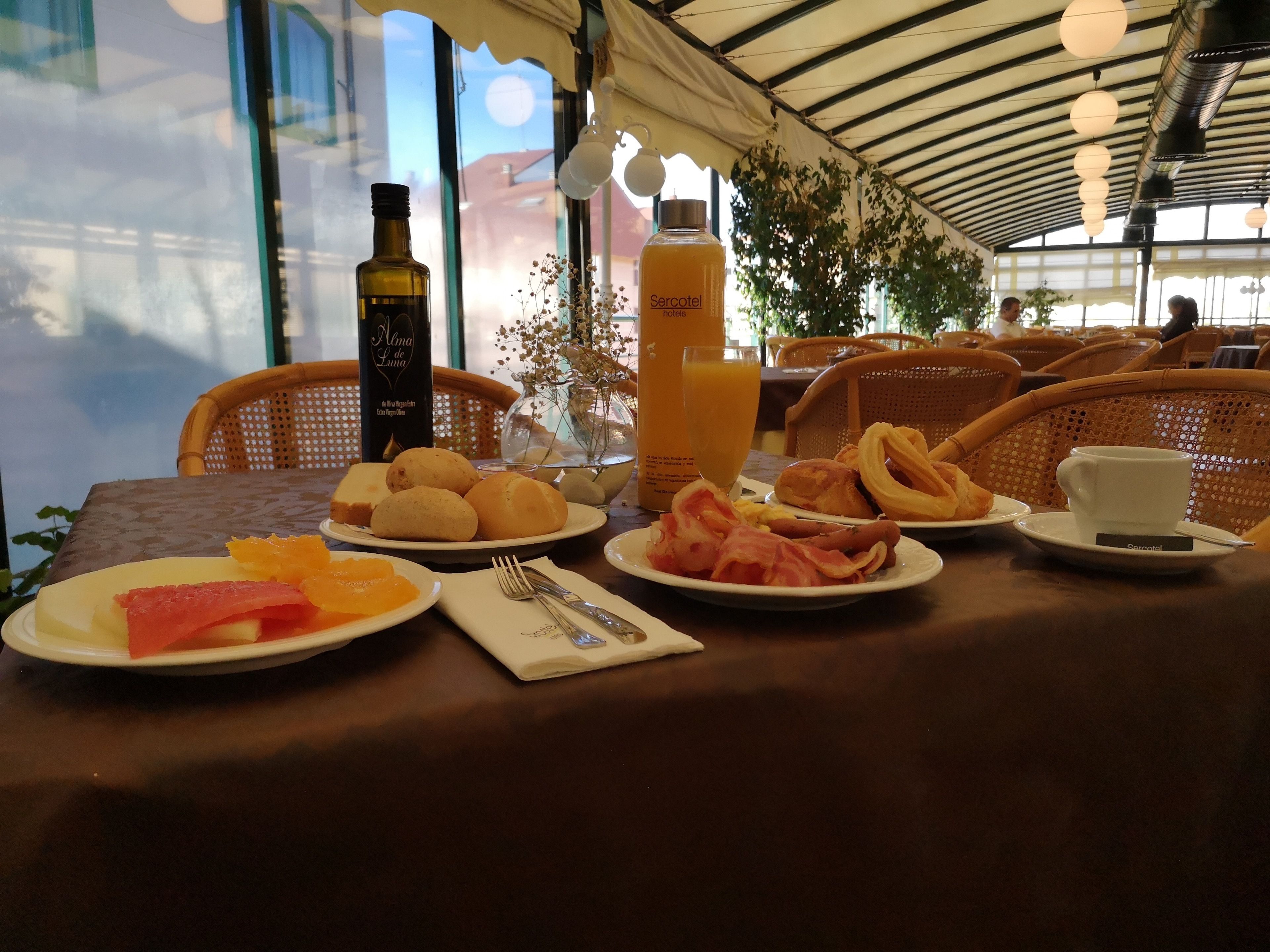 Dagelijks ontbijtbuffet (EUR 11.50 per persoon)