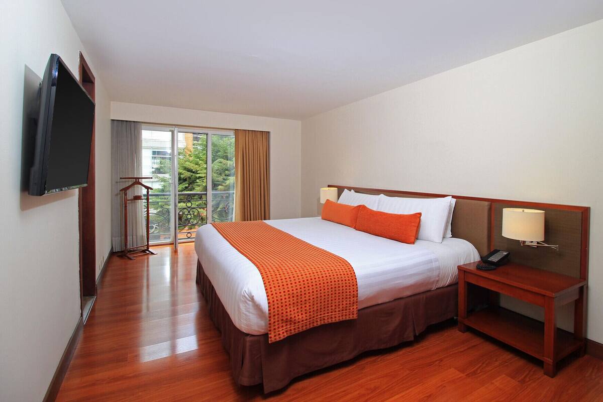 1 bedroom, premium bedding, down comforters, pillowtop beds