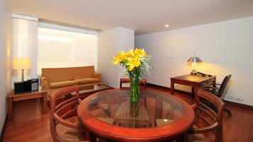 Breakfast, lunch and dinner served