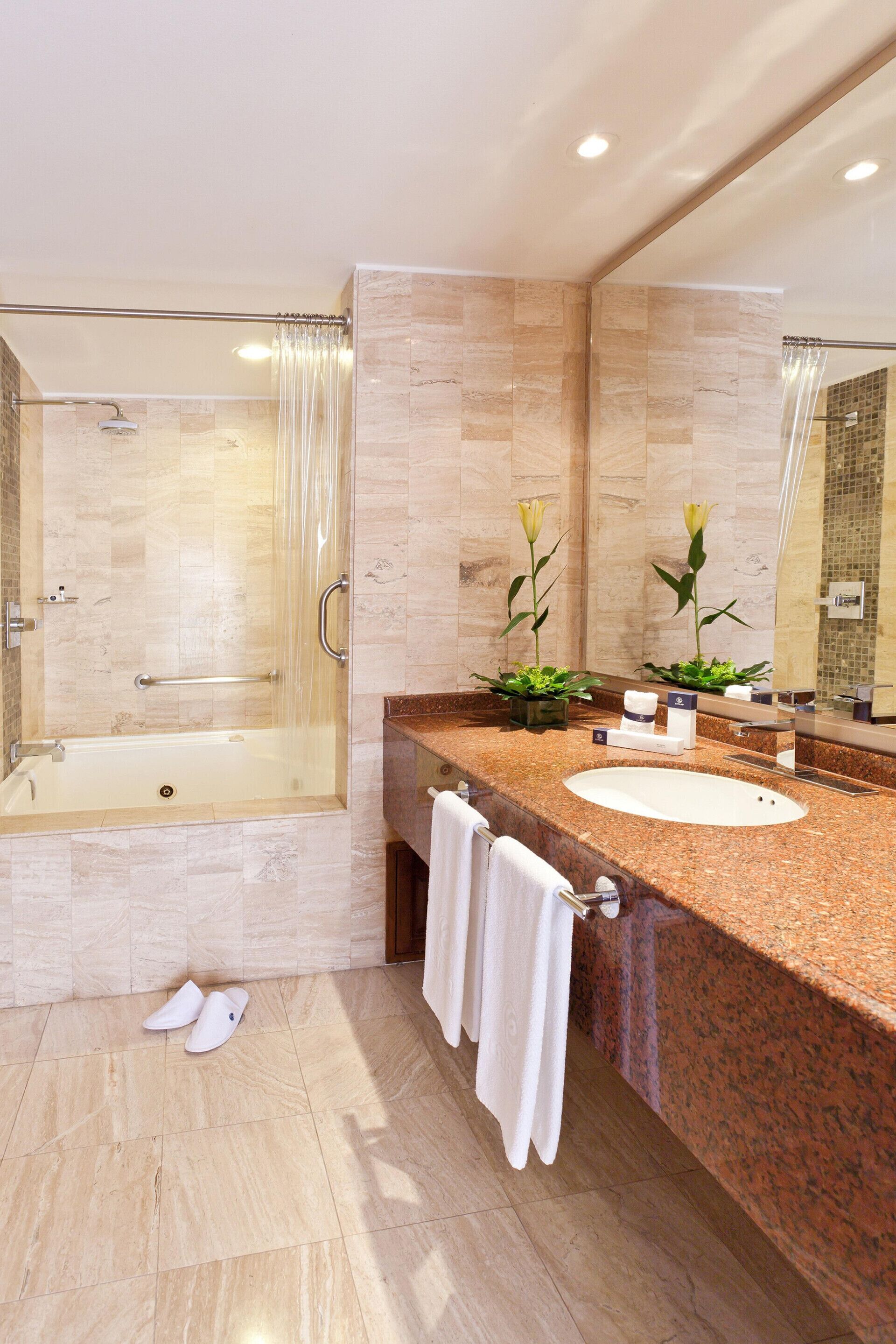 Shower, rainfall showerhead, free toiletries, towels