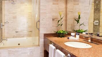 Shower, rainfall showerhead, free toiletries, towels