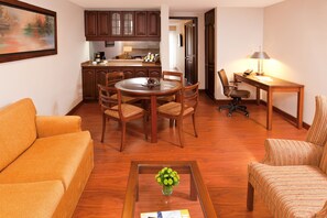 Junior-Suite, 1 King-Bett und Schlafsofa | Wohnzimmer