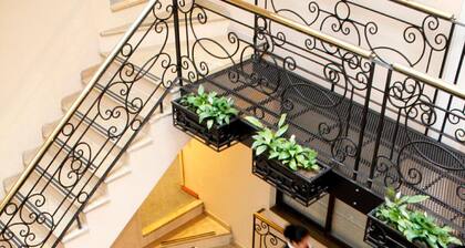 Hotel Windsor House Inn By GEH Suite