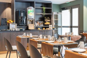 Daily buffet breakfast for a fee - Best Western Plus Hotel du Pont Wilson (Lyon)