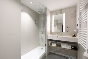 Quarto exclusivo, 1 cama King, para não fumantes | Banheiro | Secador de cabelo, chinelos, toalhas de banho, sabonete