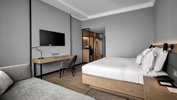Habitación Deluxe, 1 cama de matrimonio grande con sofá cama | Caja fuerte, escritorio, cortinas opacas y sistema de insonorización