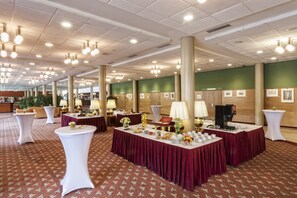 Se ofrece un desayuno completo (3560 HUF por persona)