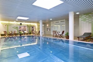 Una piscina cubierta, una piscina al aire libre