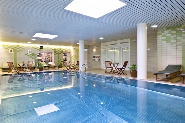 Piscine intérieure, piscine extérieure, 7 h à 22 h, maître nageur