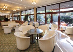 Garden views, serves lunch and dinner - Danubius Hotel Flamenco (Budapest)