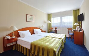 Hypo-allergenic bedding, down duvets, in-room safe, desk - Danubius Hotel Flamenco (Budapest)