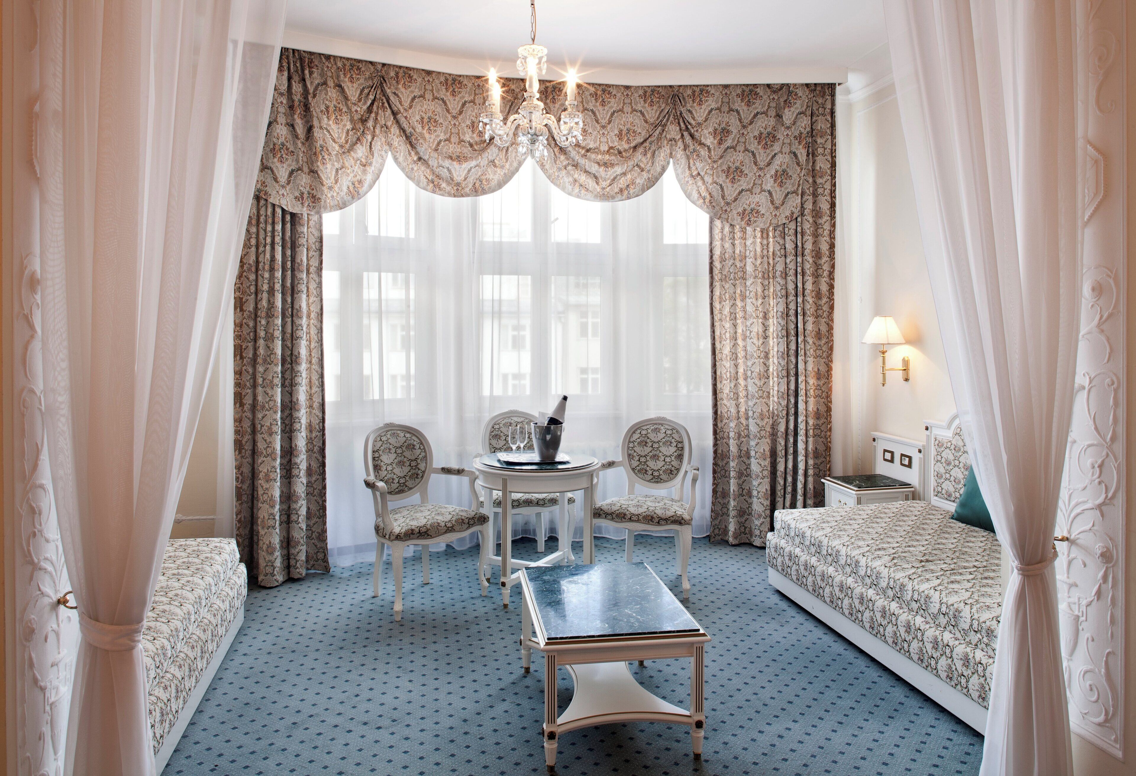 迷你吧、客房內保險箱、書桌、筆電工作空間