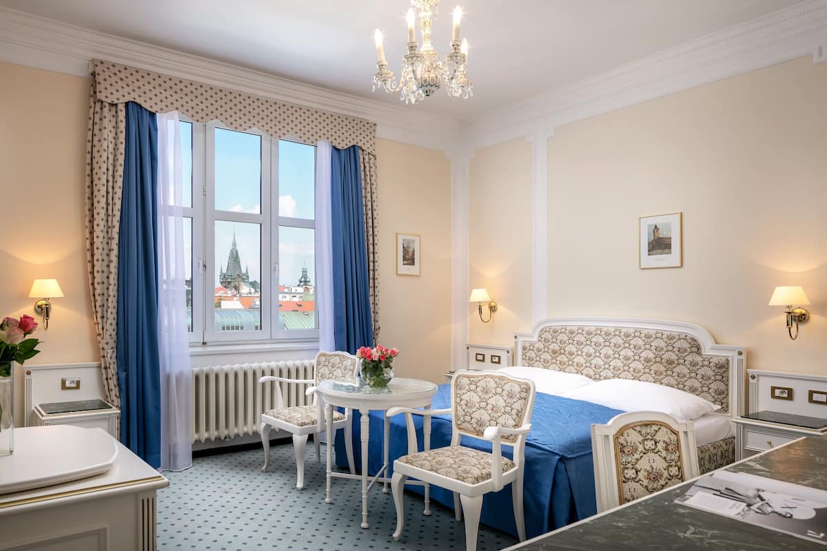 1 soveværelse, minibar, pengeskab på værelset, skrivebord