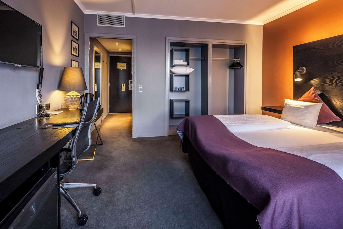 Odada kasa, ücretsiz kablosuz İnternet, çarşaf takımı