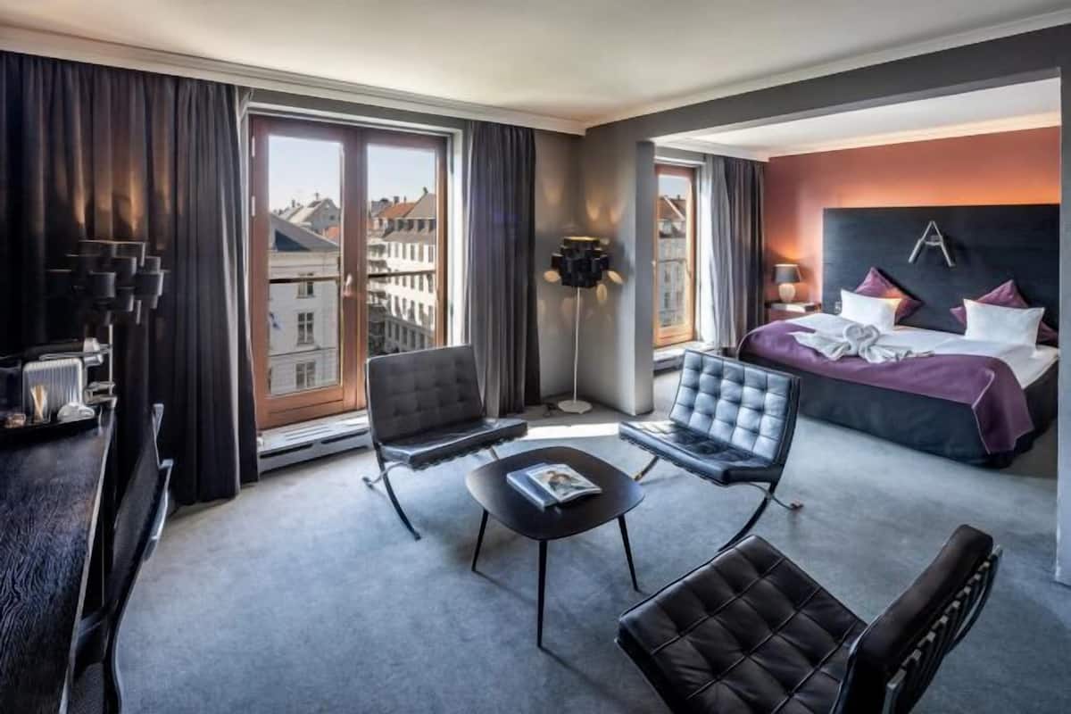In-room safe, free WiFi, bed sheets
