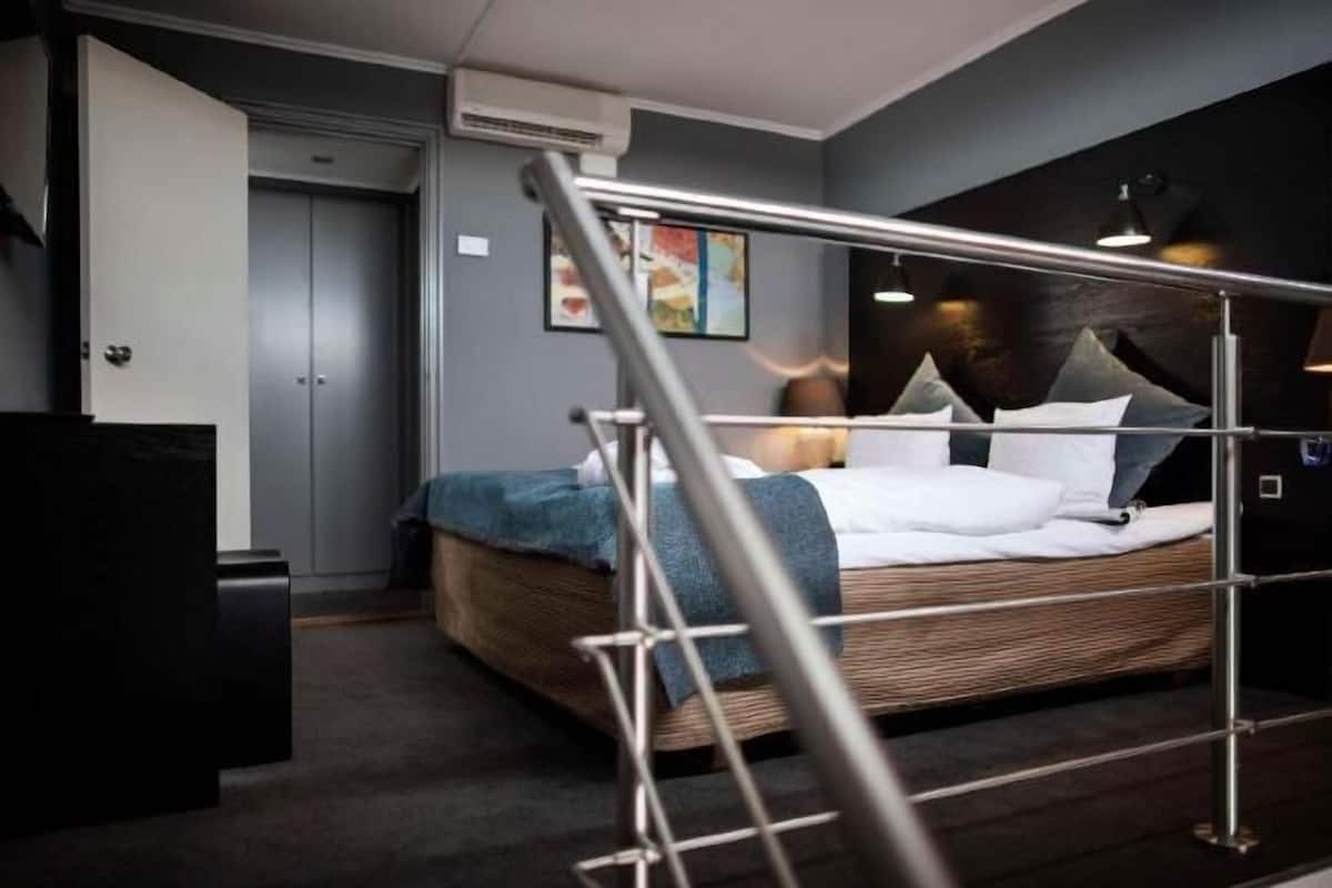 In-room safe, free WiFi, bed sheets