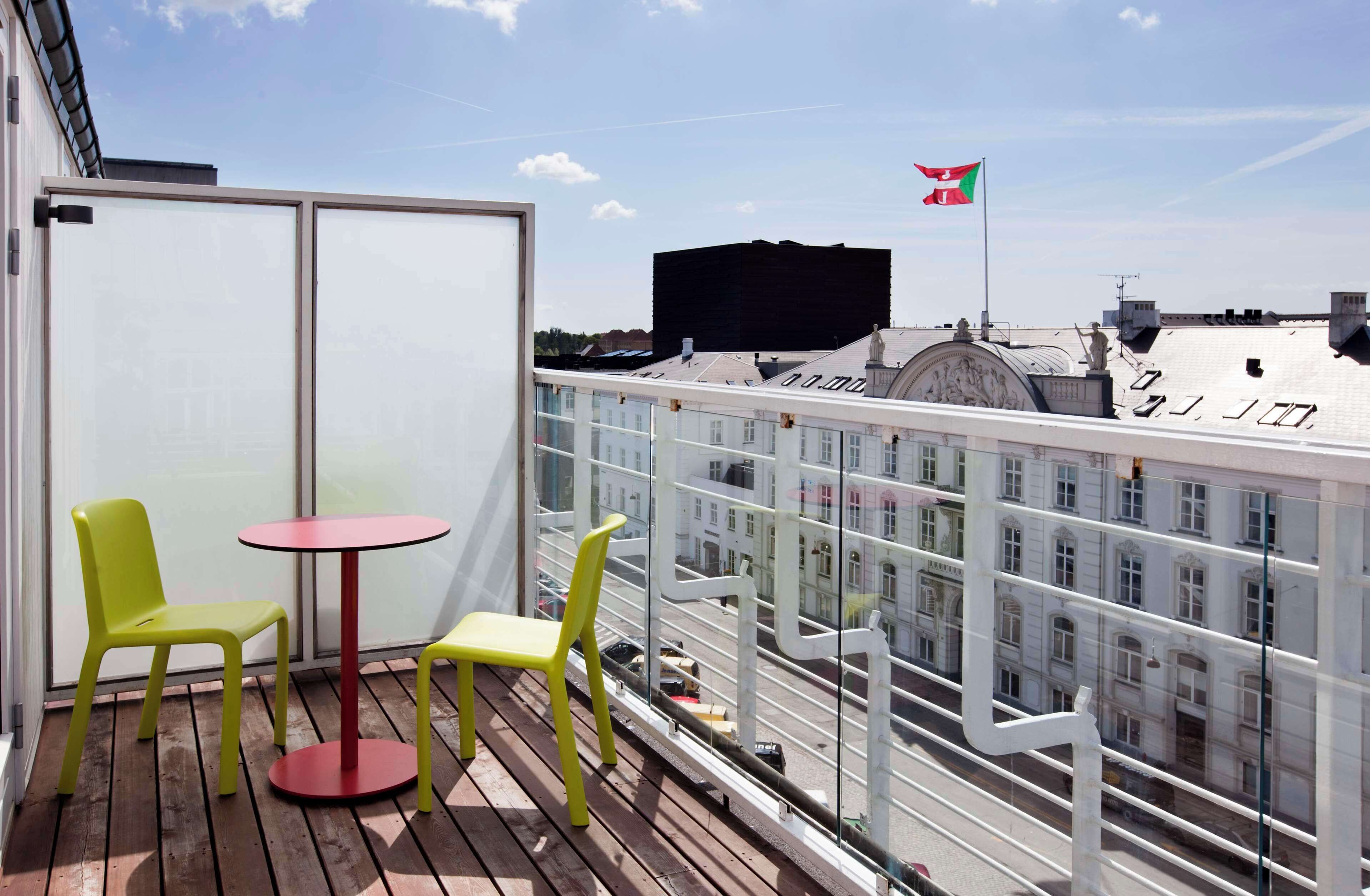 superior room, 1 king bed (plus) | room amenity