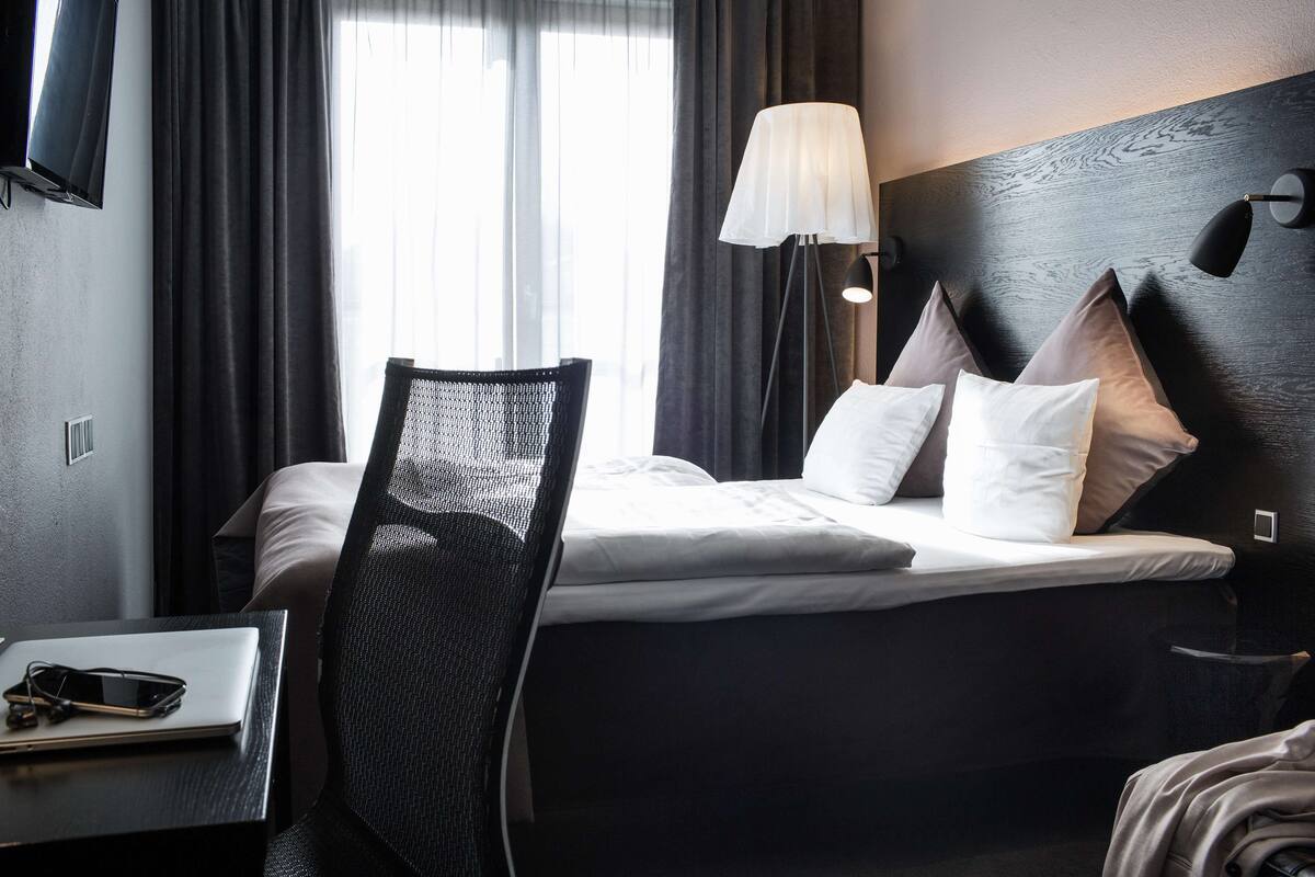 In-room safe, free WiFi, bed sheets