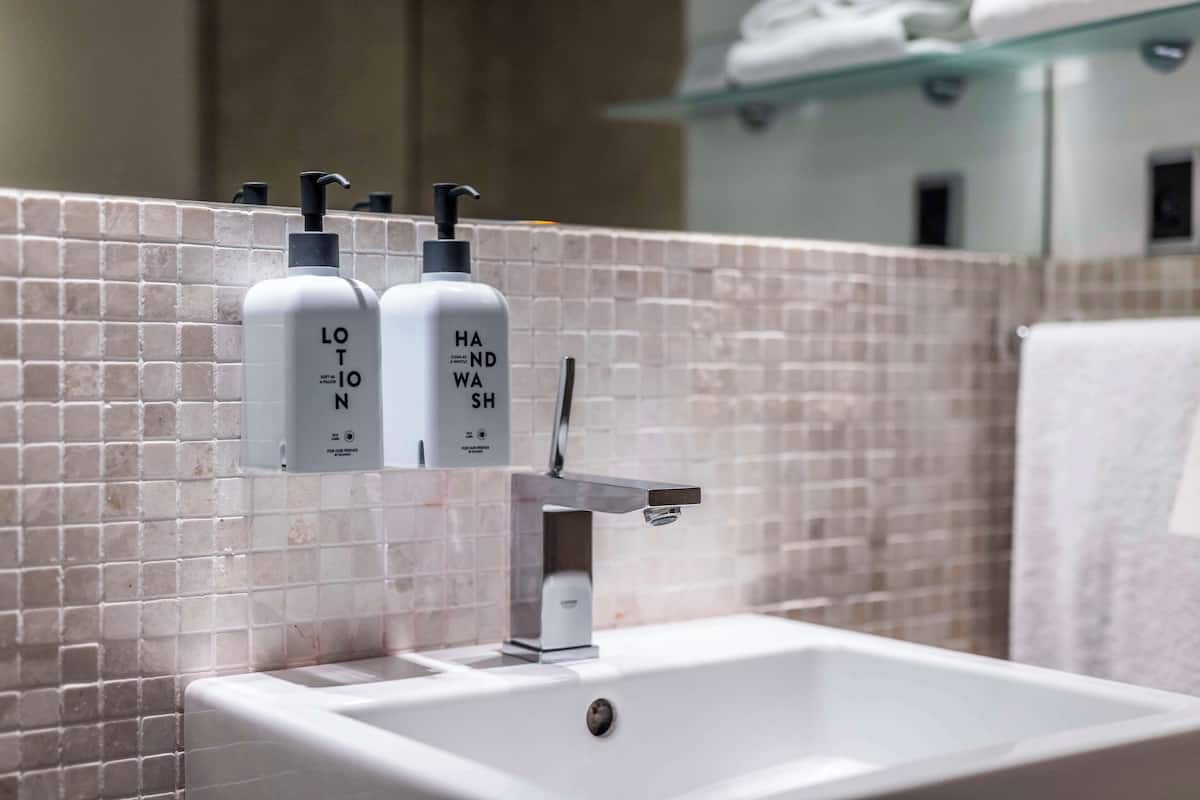 Duş, saç kurutma makinesi, havlu