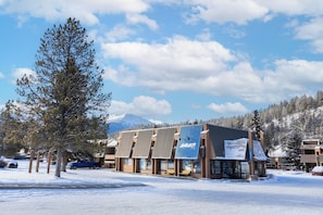 Exterior - Marmot Lodge (Jasper)