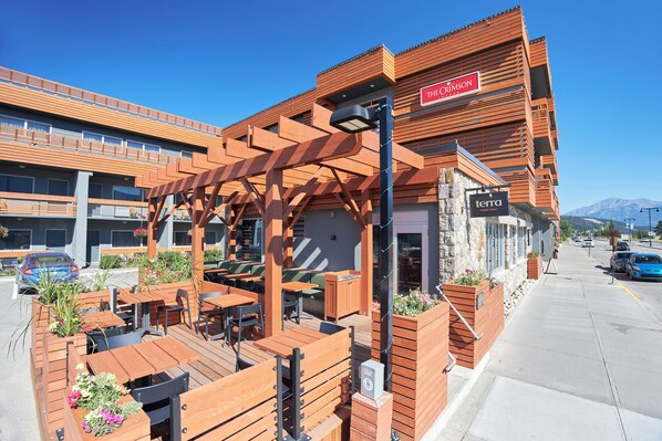 Breakfast, dinner and brunch served