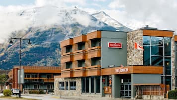 住宿正面 - 傍晚/夜晚