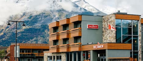 Bagian depan properti - sore/malam