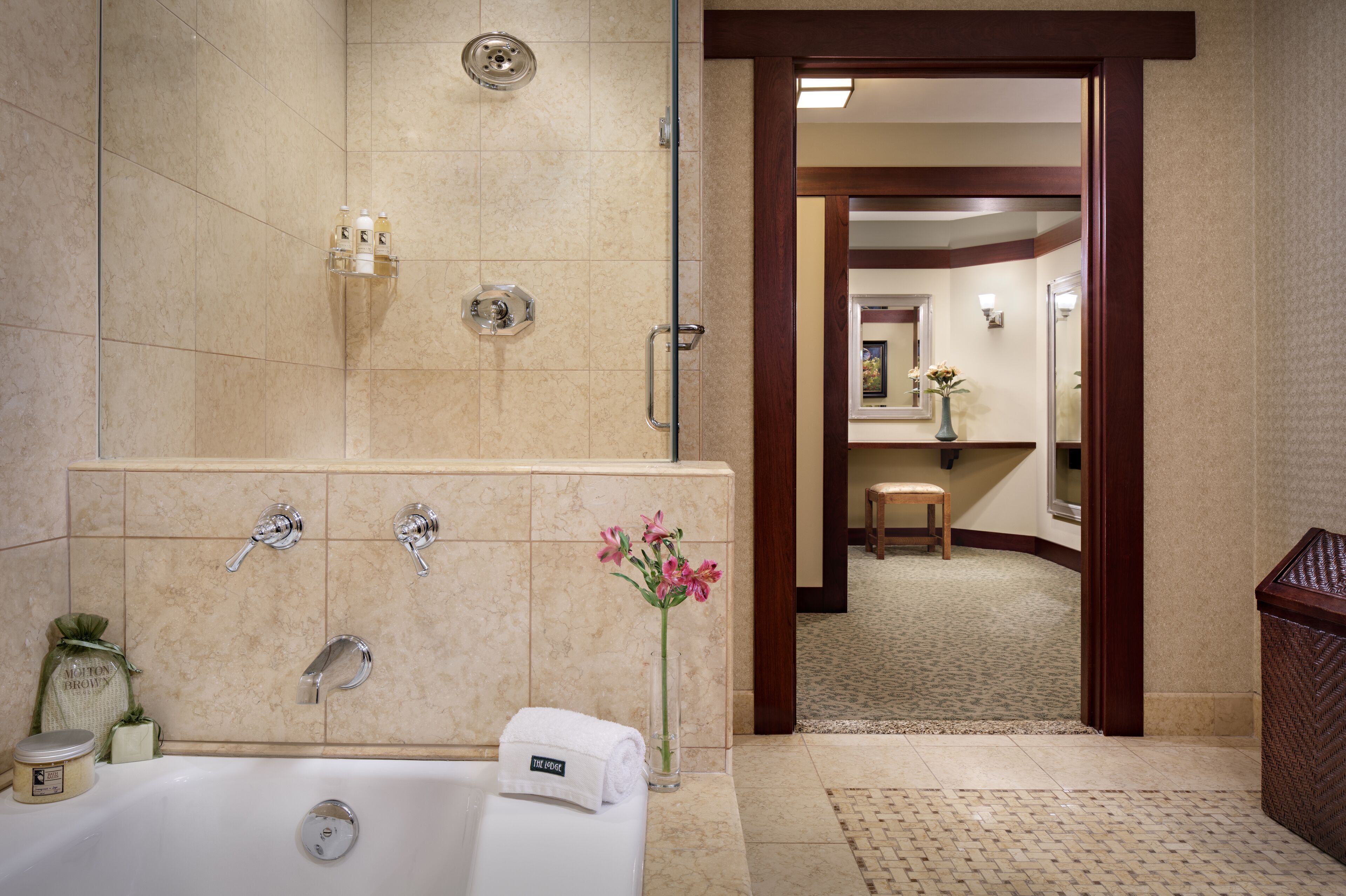 Un baño moderno con bañera, ducha y tocador.